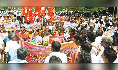 தாம்பரம் கோட்டாட்சியர் அலுவலகம் முன் மார்க்சிஸ்ட் கம்யூனிஸ்டு கட்சி ஆர்ப்பாட்டம்