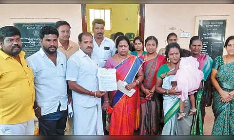 திருமழிசை பேரூராட்சி கூட்டத்துக்கு வராத தலைவர், துணை தலைவரை கண்டித்து கவுன்சிலர்கள் உள்ளிருப்பு போராட்டம்