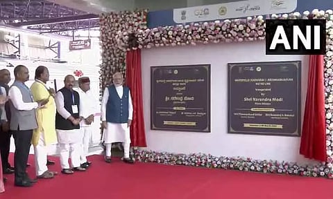 பெங்களூரு - மெட்ரோ ரெயில் சேவையை பிரதமர் மோடி தொடங்கி வைத்தார்