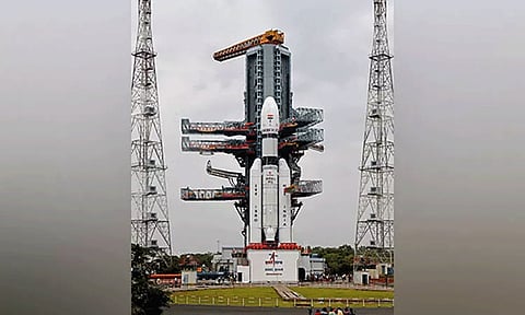 விண்ணில் செலுத்த தயாராகும் இஸ்ரோவின் எல்.வி.எம்-3 ராக்கெட்: 24 மணிநேர கவுண்டவுன் தொடக்கம்