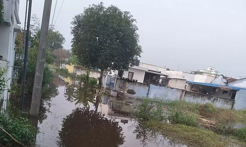 குடியிருப்புக்குள் தண்ணீர் புகுந்ததால் உறவினர் வீடுகளில் தஞ்சம் அடைந்த மக்கள்