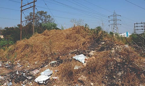 சாலை ஓரங்களில் காய்ந்த புற்களால் தீ விபத்து அபாயம்