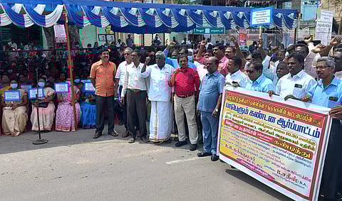 தனியார் பள்ளிகள் சங்கங்களின் கூட்டமைப்பினர் ஆர்ப்பாட்டம்