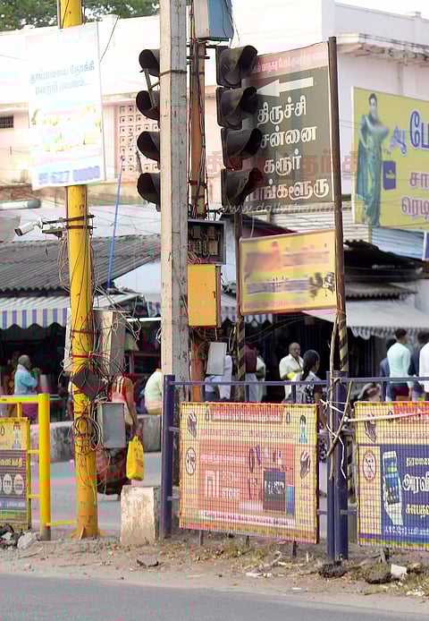 செயல்படாத சிக்னல்களும்... போக்குவரத்து சிக்கல்களும்...