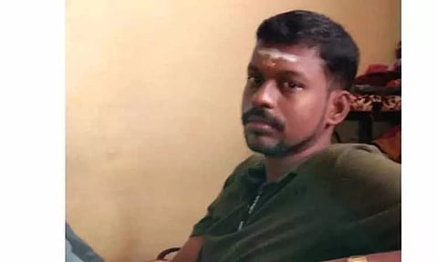 ஆன்லைன் சூதாட்டத்தில் பணத்தை இழந்த மருத்துவமனை உதவியாளர் தற்கொலை