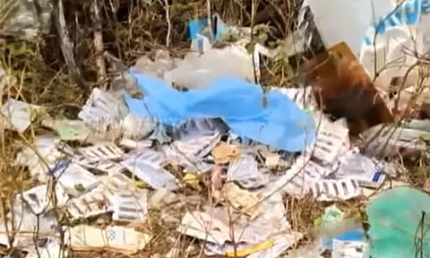 சாலைகளில் கொட்டப்படும் மருத்துவக் கழிவுகள்... தொற்றுநோய் பரவும் அபாயம் - மக்களுக்கு எச்சரிக்கை