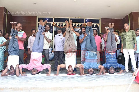 தலைகீழாக நின்று 'பாசிக்' ஊழியர்கள் போராட்டம்