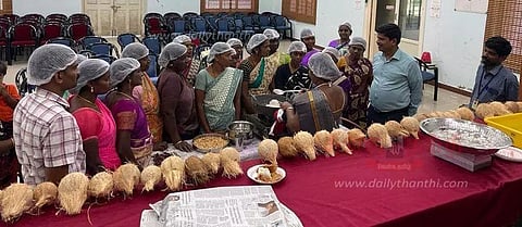 மகளிர் குழுவினருக்கு தேங்காய் மதிப்புக்கூட்டு தொழில் பயிற்சி