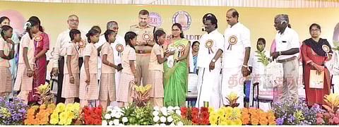 புத்தகங்கள் வாங்கி கொடுத்து வாசிப்பு திறனை மேம்படுத்த வேண்டும்