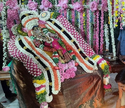 திருத்துறைப்பூண்டி முள்ளாட்சி மாரியம்மன் கோவிலில் ஊஞ்சல் உற்சவம்