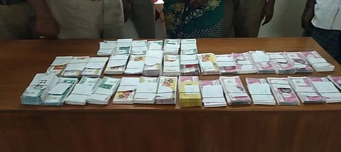 கூடலூர் அருகேலாட்டரி சீட்டுகள் கடத்திய 2 பேர் கைது