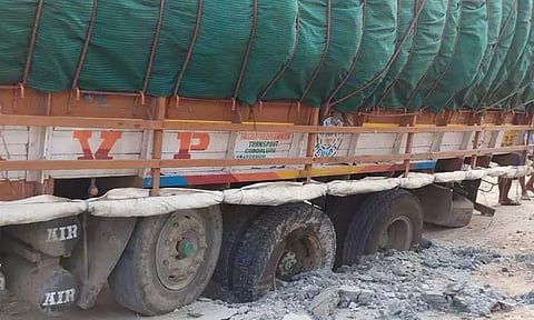 பள்ளத்தில் சிக்கிய லாரி