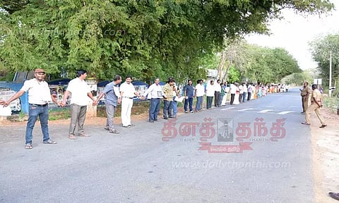 எஸ்.புதூர் யூனியன் அலுவலகம் முன்பு-ஜாக்டோ-ஜியோ மனித சங்கிலி போராட்டம்