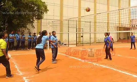 பள்ளி-கல்லூரி மாணவிகளுக்கான வாலிபால் போட்டி