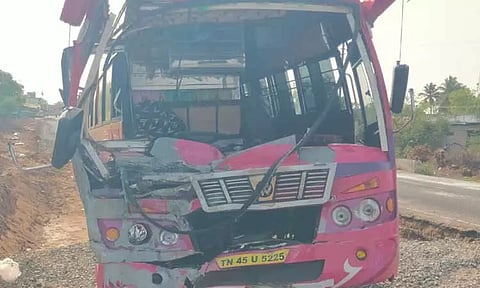 வேன்-பஸ் மோதல்; டிரைவர் உள்பட 4 பேர் காயம்