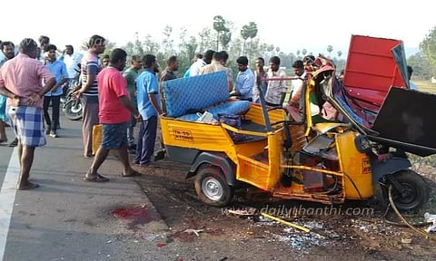 நின்ற லாரி மீது ஆட்டோ மோதியது; 5 பேர் படுகாயம்