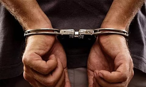 பண மோசடி வழக்கு: ரகசிய தகவல்களை கசிய விட்ட 2 அமலாக்கத்துறை ஊழியர்கள் கைது