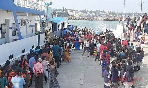 ஞாயிறு விடுமுறை: கன்னியாகுமரியில் குவிந்த சுற்றுலா பயணிகள்...!