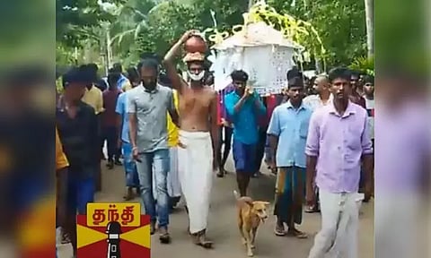 இறந்த உரிமையாளர் இறுதிச்சடங்கில் கண்ணீருடன் மயானம் வரை சென்ற நாய் - பாசத்தில் பெற்ற மகனையே விஞ்சிய ஐந்தறிவு ஜீவன்..!