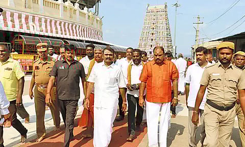 திருத்தணி முருகன் கோவிலில் மத்திய இணை மந்திரி எல்.முருகன் சாமி தரிசனம்