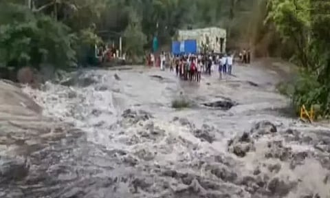 காட்டாற்று வெள்ளம்: கும்பக்கரை அருவியில் சிக்கித்தவித்த சுற்றுலாப் பயணிகள் மீட்பு..!