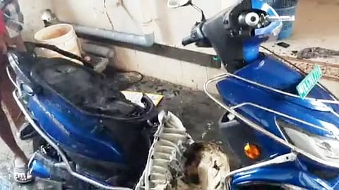 தீப்பிடித்து எரிந்த எலக்ட்ரிக் ஸ்கூட்டர்
