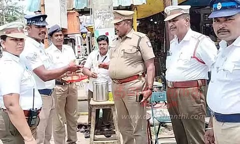 போக்குவரத்து போலீசாருக்கு பழச்சாறு