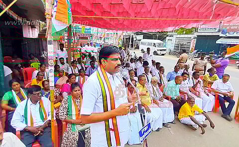 ராகுல்காந்தியின் எம்.பி. பதவி நீக்கத்தை கண்டித்து காங்கிரஸ் கட்சியினர் போராட்டம்