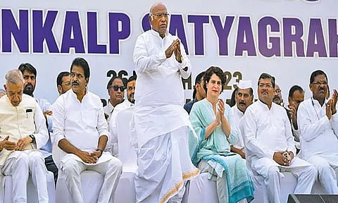 ராகுல் காந்தியின் எம்.பி. பதவி பறிப்பை கண்டித்து நாடு முழுவதும் காங்கிரஸ் போராட்டம்; டெல்லியில் தடையை மீறி கார்கே, பிரியங்கா பங்கேற்பு