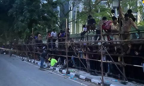 இன்று முதல் ஐ.பி.எல் டிக்கெட்டுகள் விற்பனை - சேப்பாக்கம் மைதானத்தில் குவிந்த ரசிகர்கள்