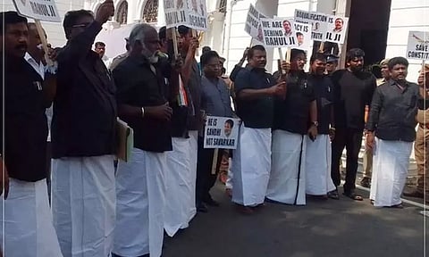 சட்டசபைக்கு காங்கிரஸ் எம்.எல்.ஏ.க்கள் கருப்பு உடை அணிந்து வருகை..!