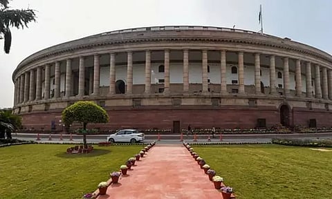 ராகுல் காந்தி தகுதி நீக்க விவகாரம்: மக்களவையில் ஒத்திவைப்பு தீர்மானம் கொண்டு வர நோட்டீஸ்