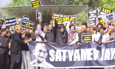 ஜனநாயகம் நசுக்கப்பட்டு உள்ளது; கார்கே தலைமையில் கருப்பு உடை அணிந்து எதிர்க்கட்சிகள் போராட்டம்