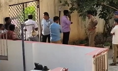 அரசு பாதுகாப்பு இல்லத்தில் உள்ளவர்களை தாக்கிவிட்டு 6 சிறார் கைதிகள் தப்பி ஓட்டம் - வேலூரில் அதிர்ச்சி