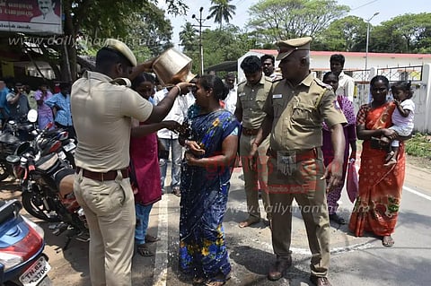 பெண் தீக்குளிக்க முயற்சி
