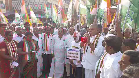 காங்கிரஸ் கட்சியினர் சாலை மறியல்