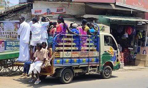லோடு வாகனங்களில் ஆபத்தான பயணம் செய்யும் பொதுமக்கள்