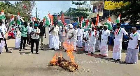 பிரதமர் மோடி உருவ பொம்மை எரிப்பு