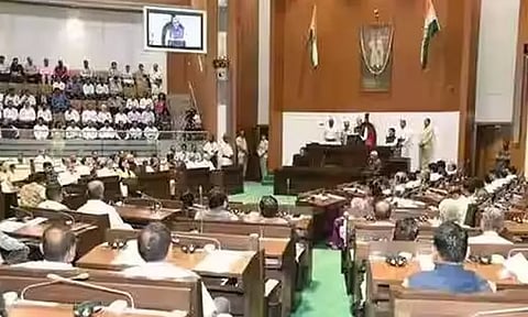 குஜராத் சட்டசபையில் 16 காங்கிரஸ் எம்.எல்.ஏ.க்கள் இடைநீக்கம்