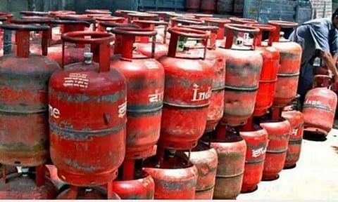 வீட்டு உபயோக சமையல் கியாஸ் சிலிண்டர்களுக்கு உச்சவரம்பு ஏன்? பெட்ரோலியத்துறை இணை மந்திரி விளக்கம்