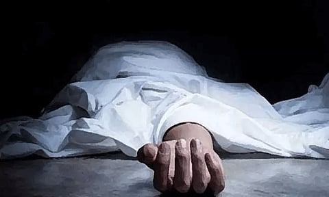 கலவை எந்திரம் மின் கம்பியில் உரசியது- 3 சாலைப்பணியாளர்கள் உடல் கருகி உயிரிழப்பு