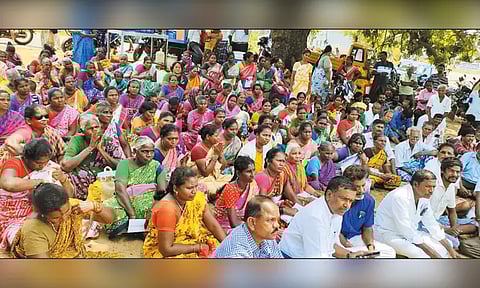 பட்டா வழங்க கோரி வருவாய் அலுவலகத்தில் பொதுமக்கள் காத்திருப்பு போராட்டம்