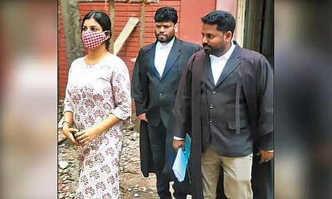 பிடிவாரண்டு உத்தரவை தொடர்ந்து நடிகை யாஷிகா ஆனந்த் கோர்ட்டில் ஆஜர் - ஏப்ரல் 25-ந்தேதி மீண்டும் ஆஜராக நீதிபதி உத்தரவு