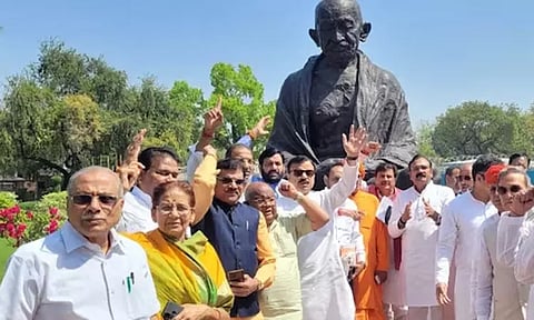 ராகுல்காந்தி மன்னிப்பு கேட்க வலியுறுத்தி நாடாளுமன்ற வளாகத்தில் பாஜக ஆர்ப்பாட்டம்