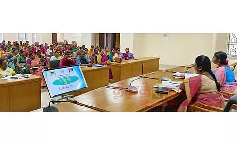 ஊராட்சி மன்ற பணிகளில் கணவரையோ, உறவினரையோ அனுமதிக்கக்கூடாது