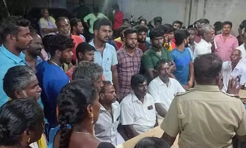 கிராம மக்கள் சாலை மறியல்