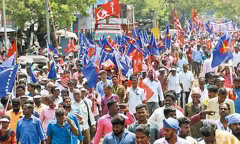 முத்தரப்பு ஒப்பந்தத்தை நிறைவேற்றக்கோரி மின்சார வாரிய பணியாளர்கள் பேரணி