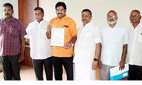 வணிகர் சங்கங்களின் பேரமைப்பு சார்பில் மாநகராட்சி ஆணையரிடம் மனு