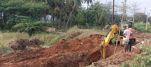 சின்னமனூரில்மதுரை கூட்டுக்குடிநீர் திட்டத்திற்காக ராட்சத குழாய் பதிக்கும் பணி:கண்மாய் கரை உடையும் அபாயம்