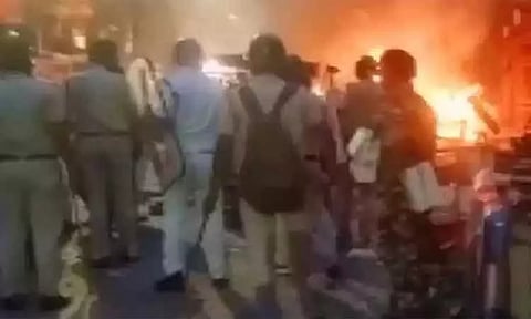 மேற்கு வங்கம்: ராம நவமி பேரணியில் கல்வீச்சு, வாகனங்களுக்கு தீ வைப்பு